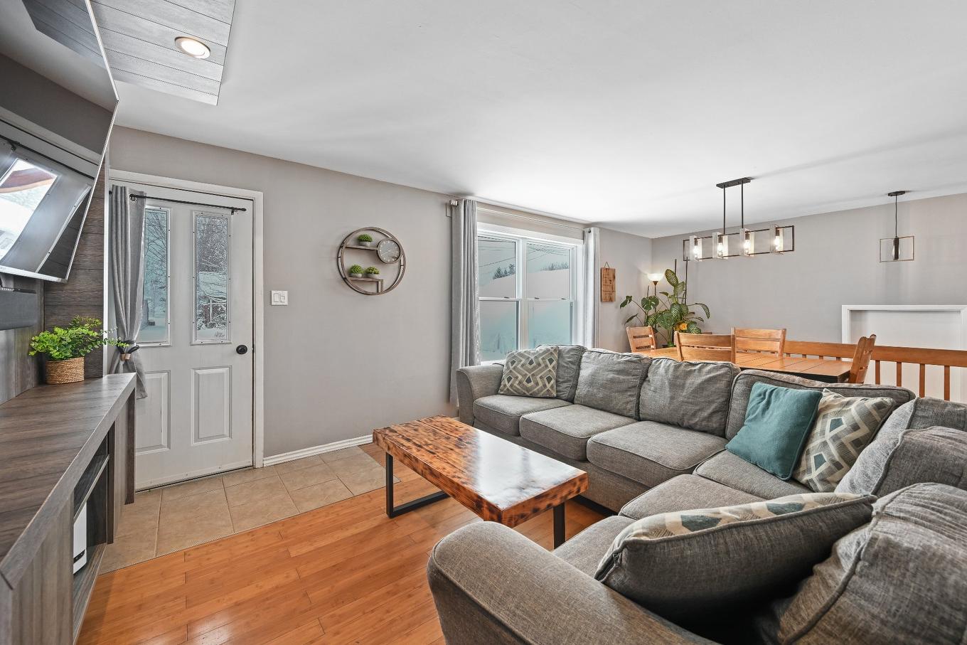 Salon - 33 Rue De Vimy, Saint-Jean-Sur-Richelieu, QC - Indoor Photo Showing Living Room