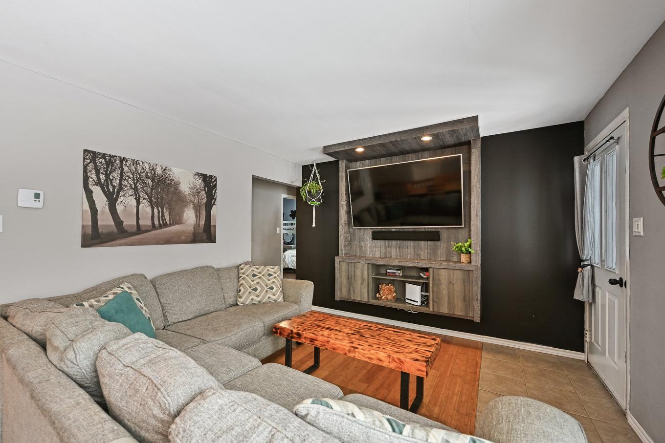 Salon - 33 Rue De Vimy, Saint-Jean-Sur-Richelieu, QC - Indoor Photo Showing Living Room