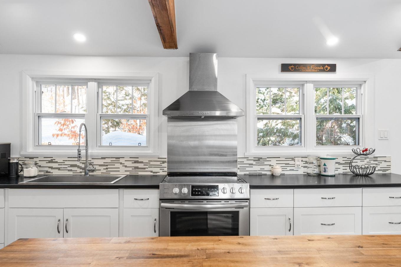 Cuisine - 85 Ch. Betts, Brownsburg-Chatham, QC - Indoor Photo Showing Kitchen With Double Sink With Upgraded Kitchen