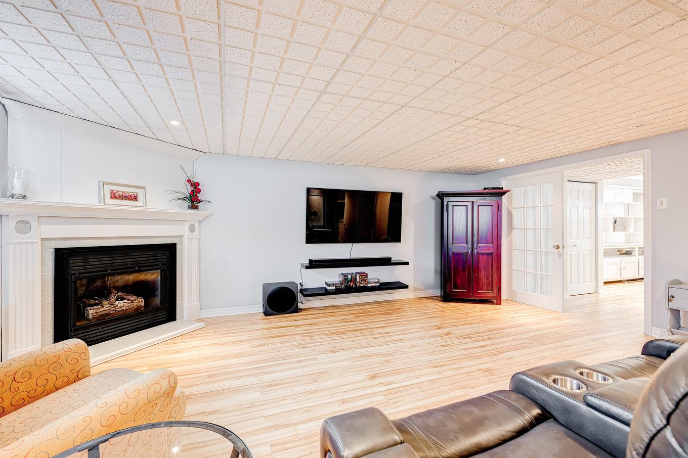 Family room - 87 Rue De Caplan, Blainville, QC - Indoor Photo Showing Living Room With Fireplace
