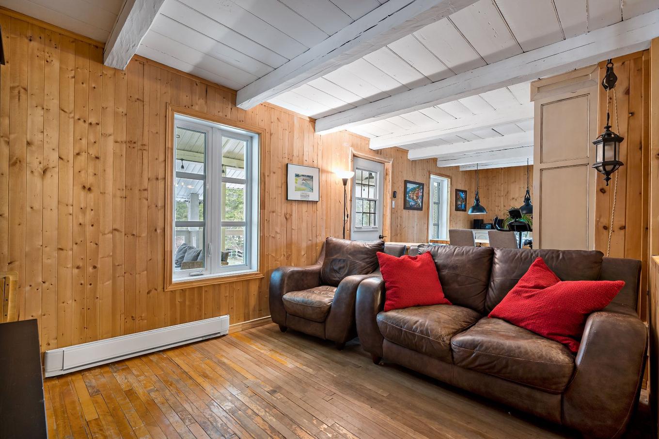 Living room - 101 Ch. Alary, Amherst, QC - Indoor Photo Showing Other Room