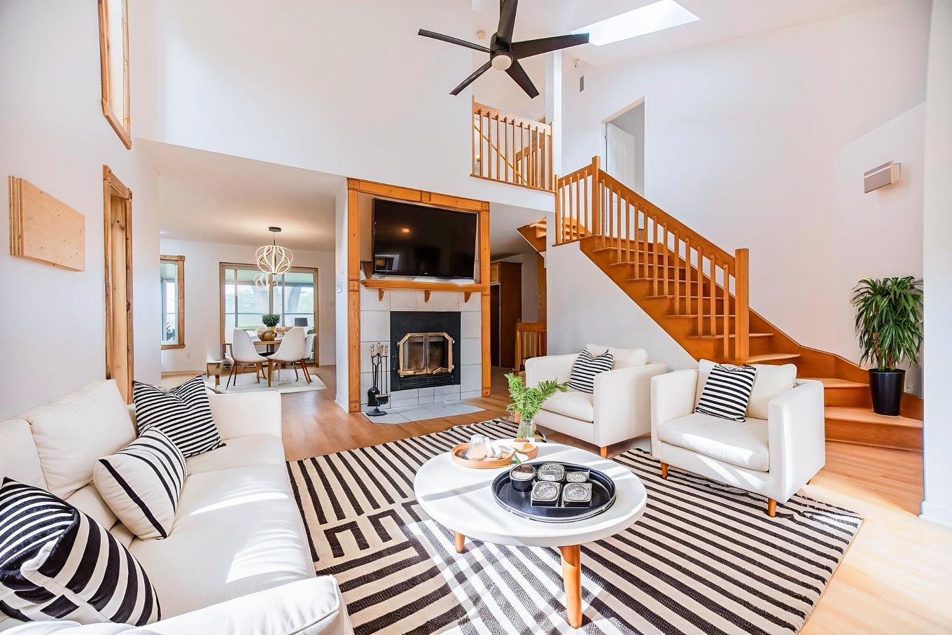 Salon - 377 Route Marie-Victorin, Verchères, QC - Indoor Photo Showing Living Room With Fireplace