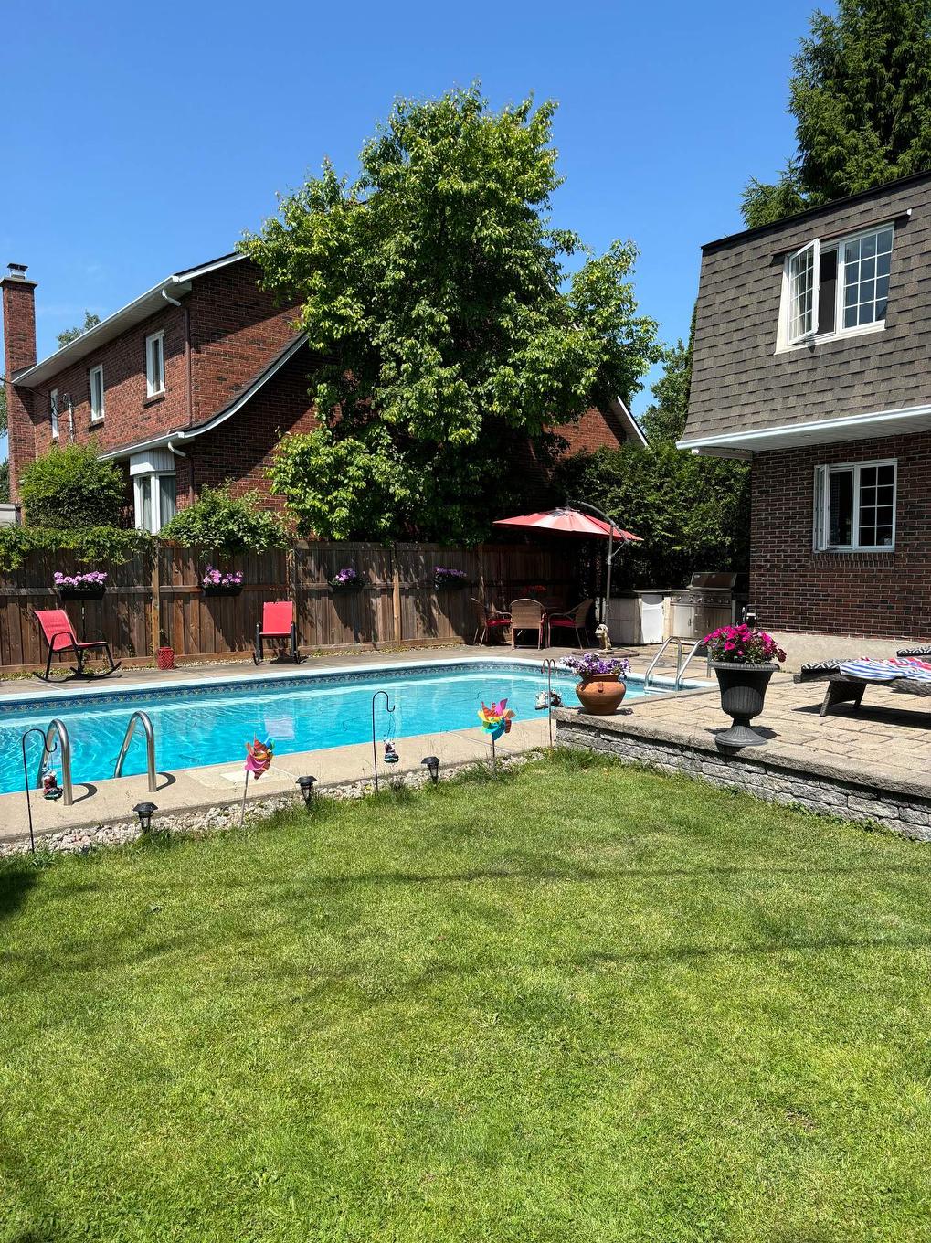 Cour - 316 London Drive, Beaconsfield, QC - Outdoor With In Ground Pool With Backyard