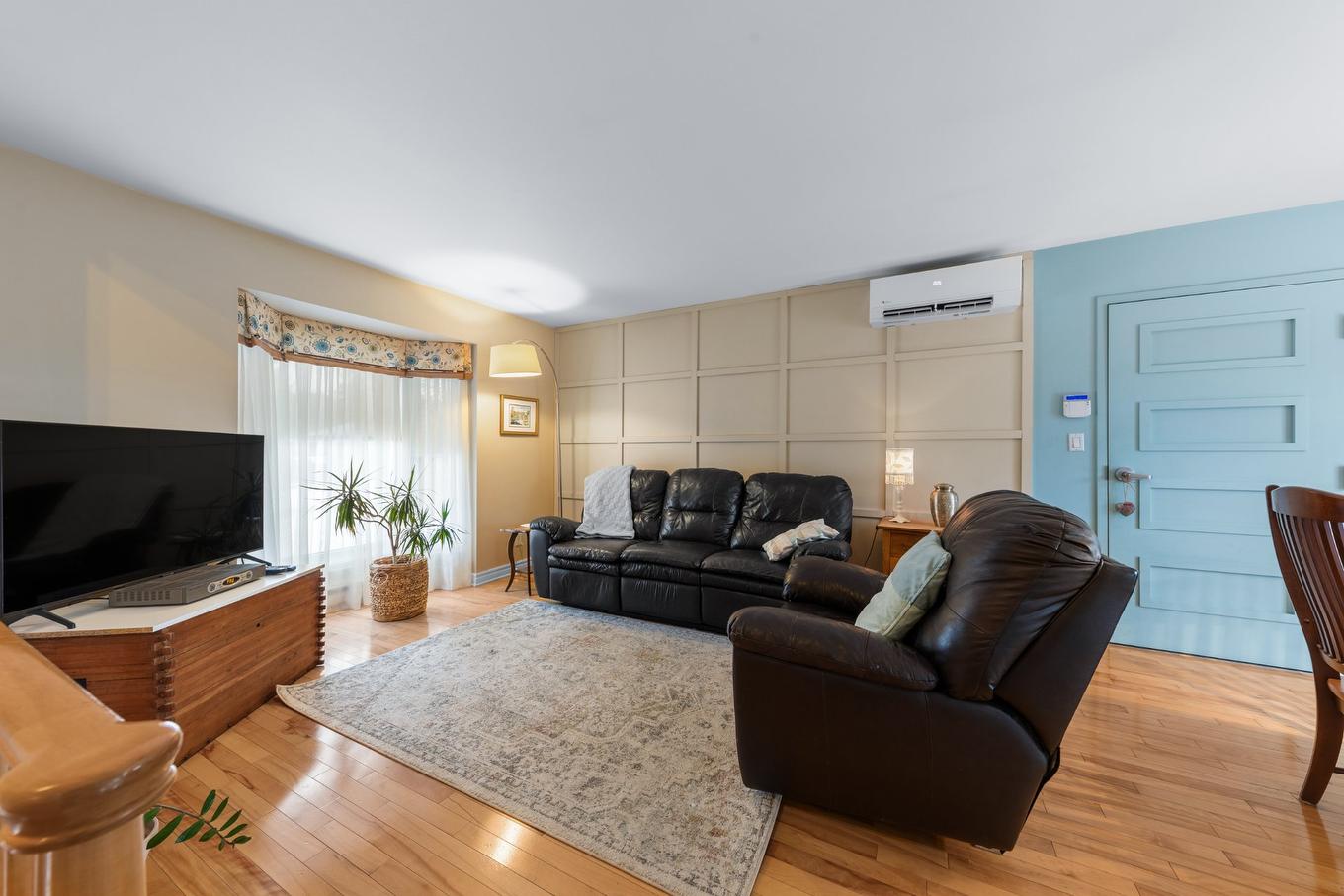 Salon - 223 Rue Laurin, Napierville, QC - Indoor Photo Showing Living Room