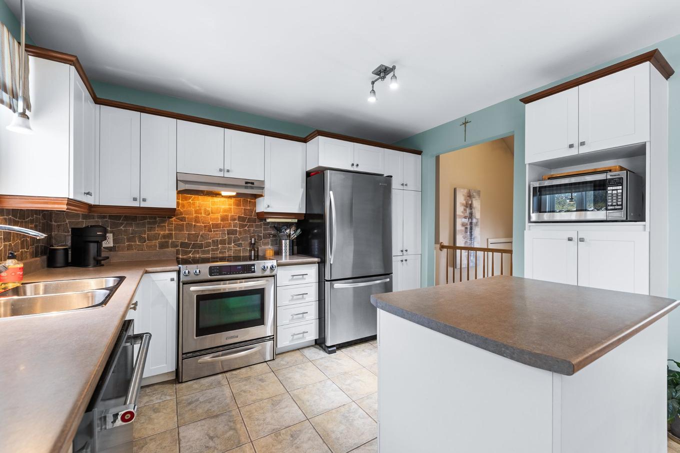Cuisine - 223 Rue Laurin, Napierville, QC - Indoor Photo Showing Kitchen With Double Sink