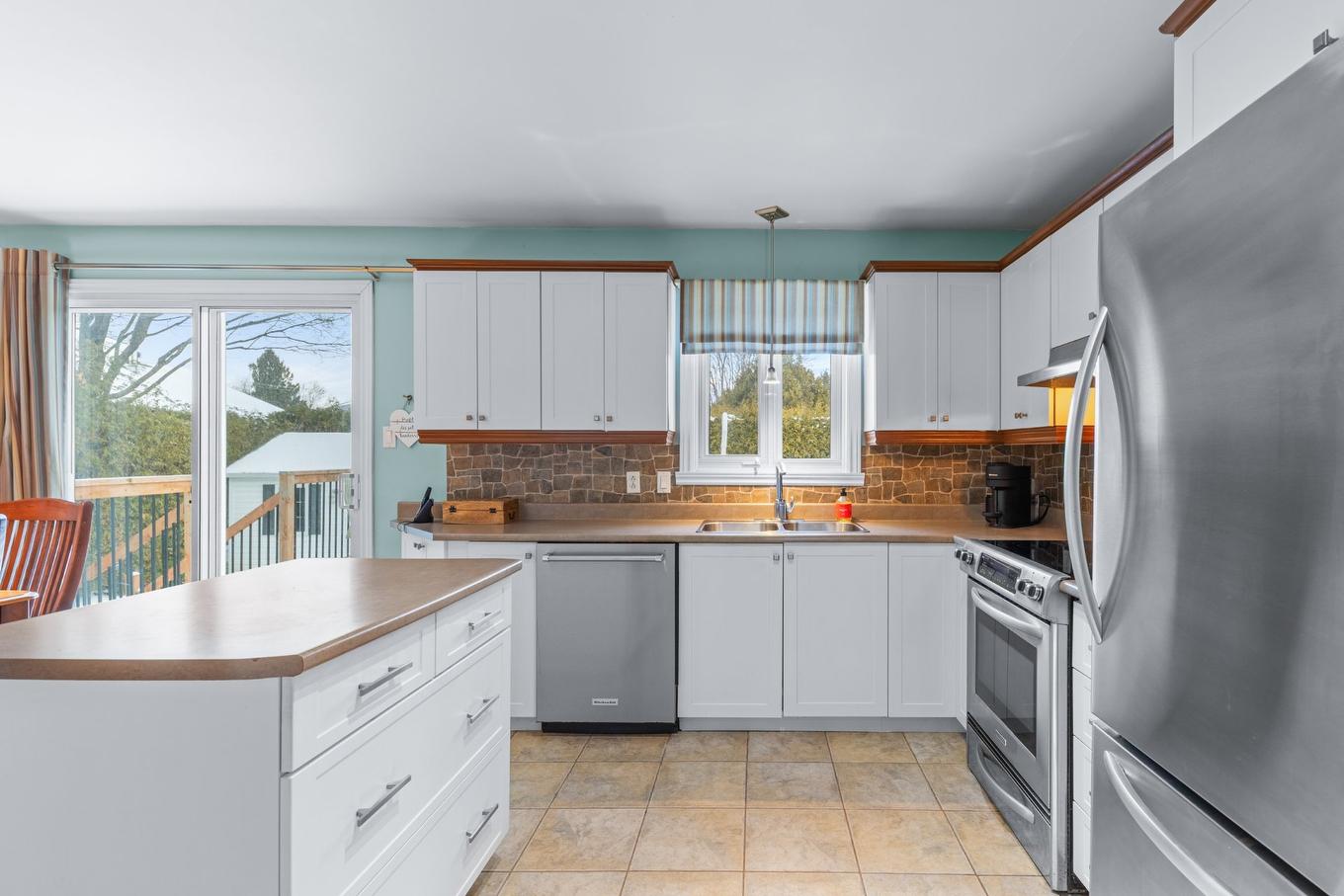 Cuisine - 223 Rue Laurin, Napierville, QC - Indoor Photo Showing Kitchen With Double Sink
