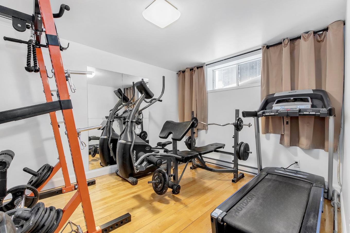 Bureau - 160 Rue Charest, L'Assomption, QC - Indoor Photo Showing Gym Room