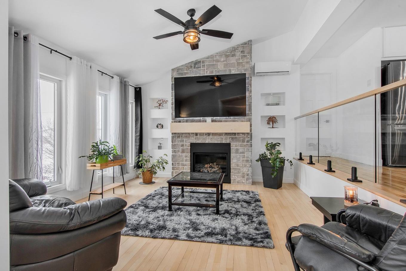 Salon - 160 Rue Charest, L'Assomption, QC - Indoor Photo Showing Living Room With Fireplace