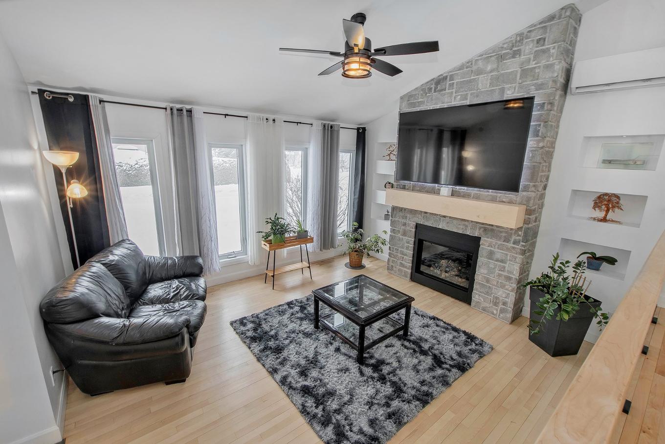 Salon - 160 Rue Charest, L'Assomption, QC - Indoor Photo Showing Living Room With Fireplace