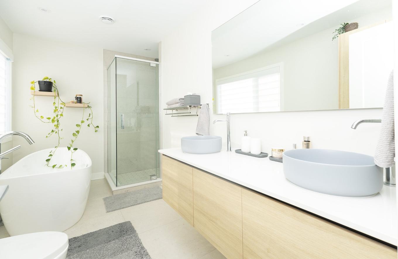 Salle de bains attenante à la CCP - 744 Rue Paul-Doyon, Boucherville, QC - Indoor Photo Showing Bathroom