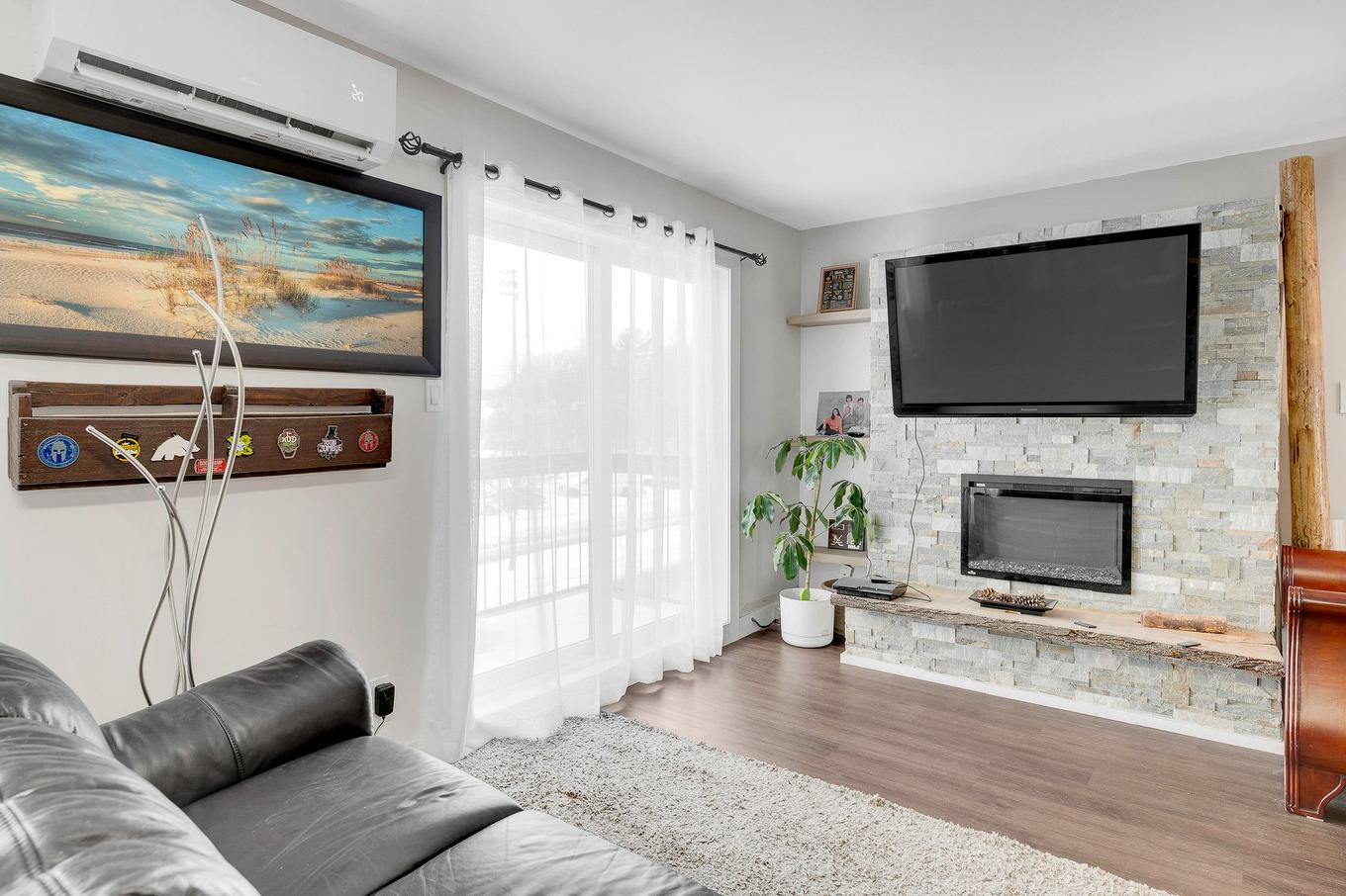 Salon - 6-2079 Rue Schulz, Saint-Jérôme, QC - Indoor Photo Showing Living Room With Fireplace