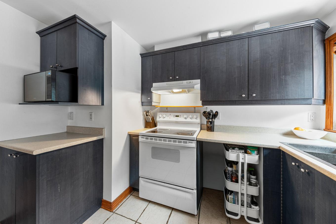 Cuisine - 8844A Rue Basile-Routhier, Montréal (Ahuntsic-Cartierville), QC - Indoor Photo Showing Kitchen