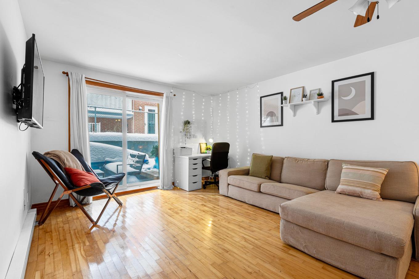 Salon - 8844A Rue Basile-Routhier, Montréal (Ahuntsic-Cartierville), QC - Indoor Photo Showing Living Room