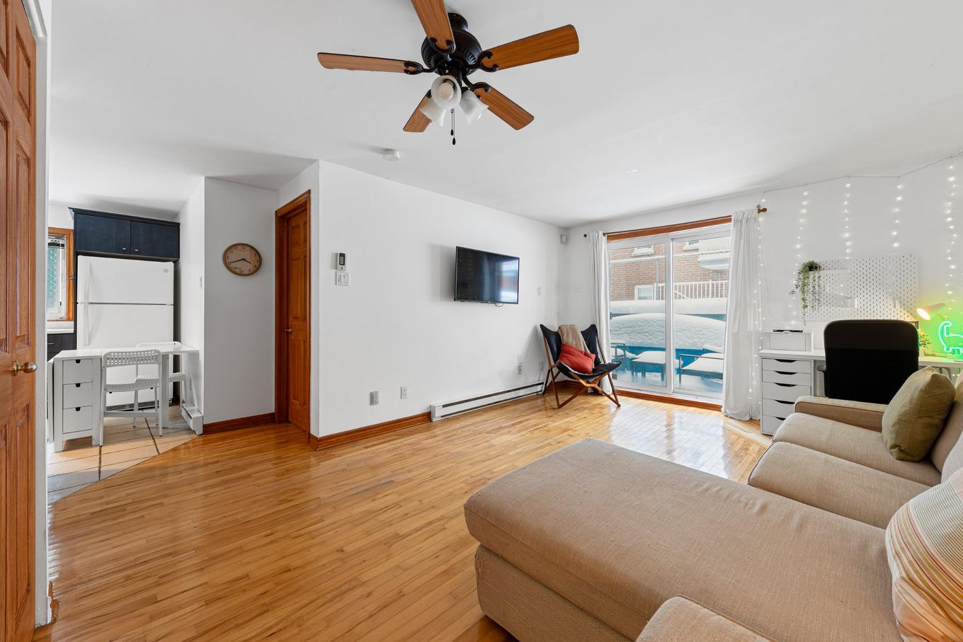 Salon - 8844A Rue Basile-Routhier, Montréal (Ahuntsic-Cartierville), QC - Indoor