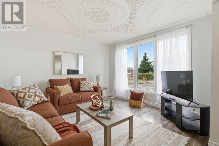 298 Hampton Rd, Sault Ste. Marie, ON - Indoor Photo Showing Living Room