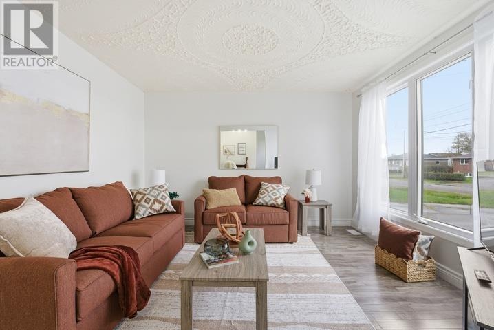 298 Hampton Rd, Sault Ste. Marie, ON - Indoor Photo Showing Living Room
