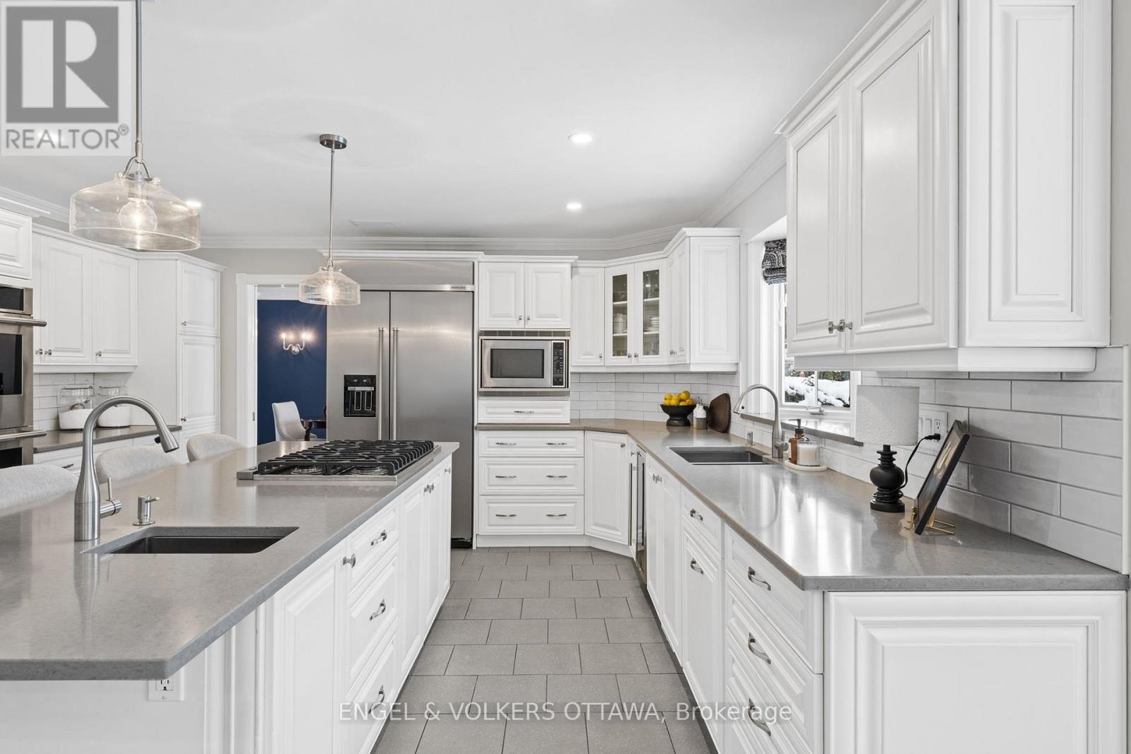 2 Eagle Chase Court, Ottawa, ON - Indoor Photo Showing Kitchen With Upgraded Kitchen