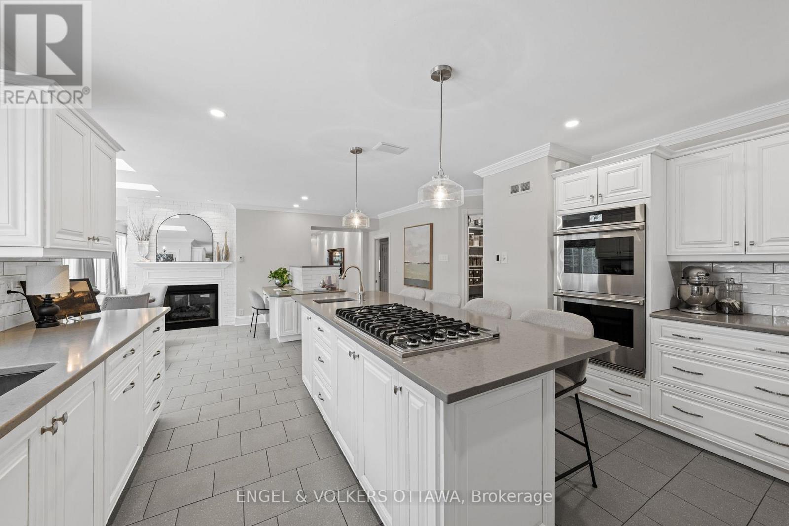 2 Eagle Chase Court, Ottawa, ON - Indoor Photo Showing Kitchen With Upgraded Kitchen