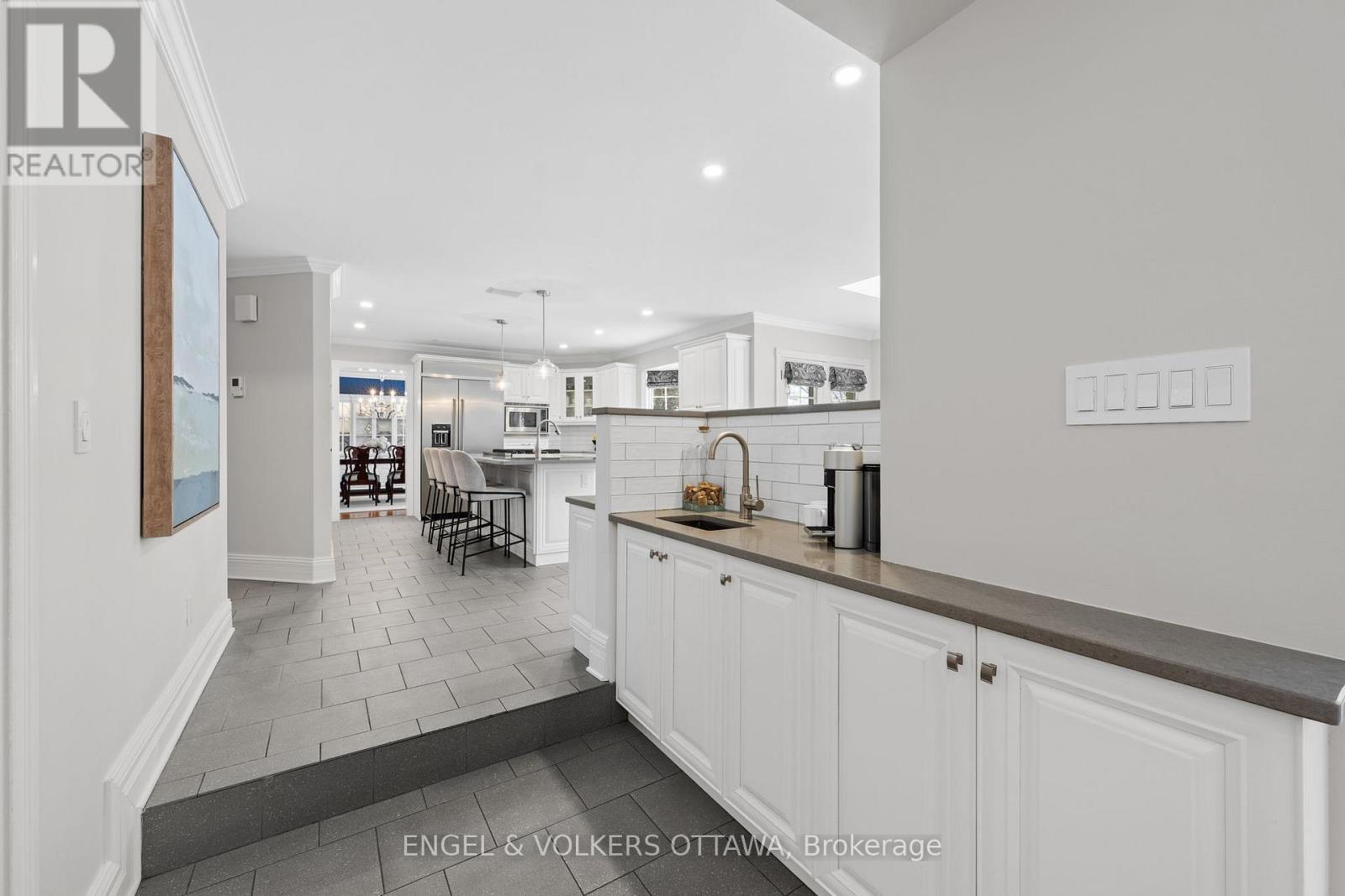 2 Eagle Chase Court, Ottawa, ON - Indoor