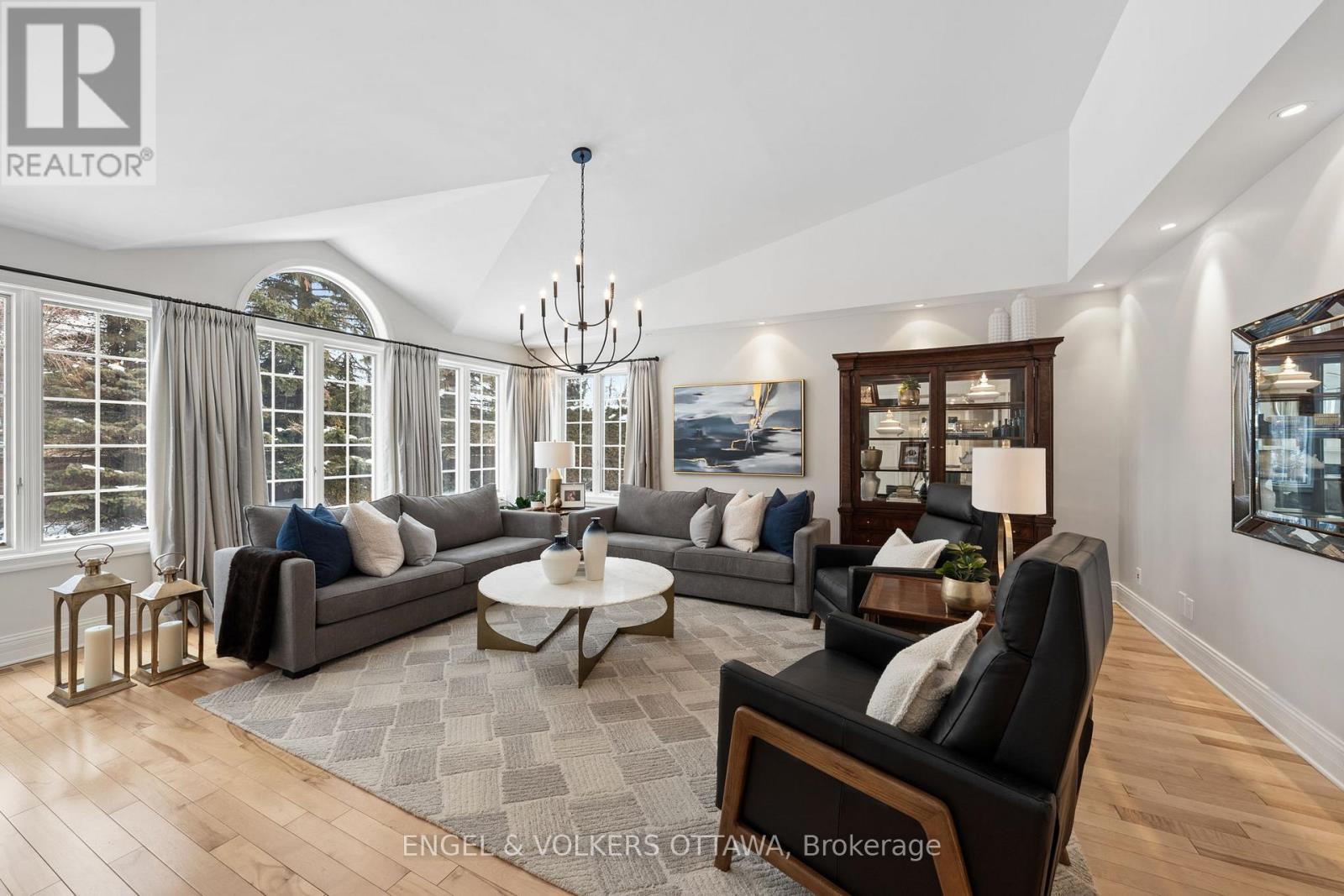 2 Eagle Chase Court, Ottawa, ON - Indoor Photo Showing Living Room