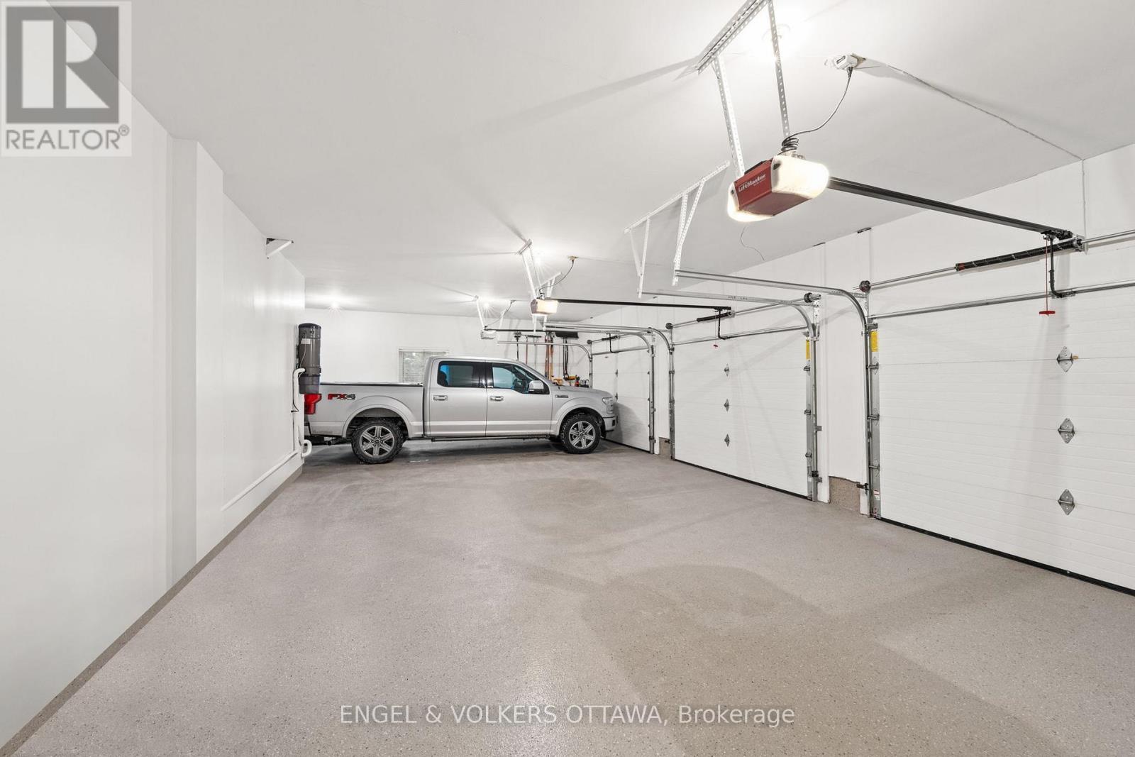 2 Eagle Chase Court, Ottawa, ON - Indoor Photo Showing Garage