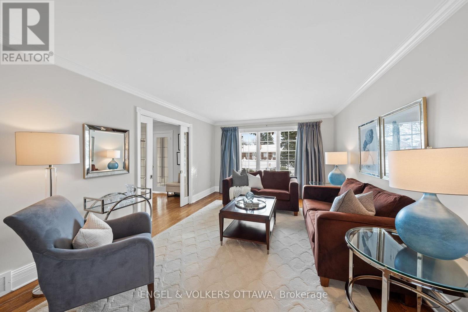 2 Eagle Chase Court, Ottawa, ON - Indoor Photo Showing Living Room