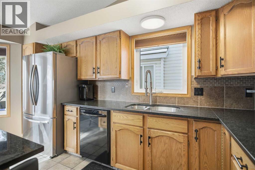 940 Citadel Drive Nw, Calgary, AB - Indoor Photo Showing Kitchen With Double Sink
