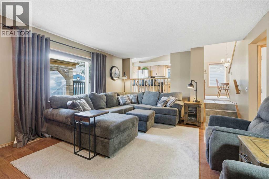 940 Citadel Drive Nw, Calgary, AB - Indoor Photo Showing Living Room