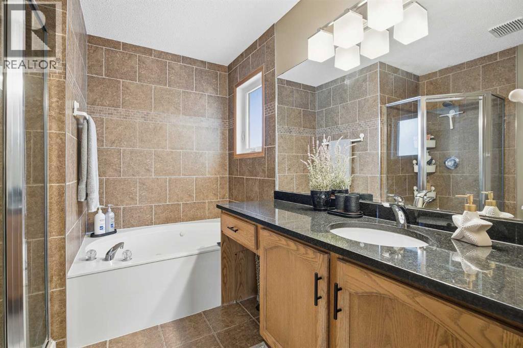 940 Citadel Drive Nw, Calgary, AB - Indoor Photo Showing Bathroom