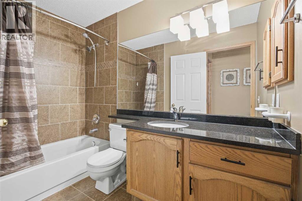 940 Citadel Drive Nw, Calgary, AB - Indoor Photo Showing Bathroom