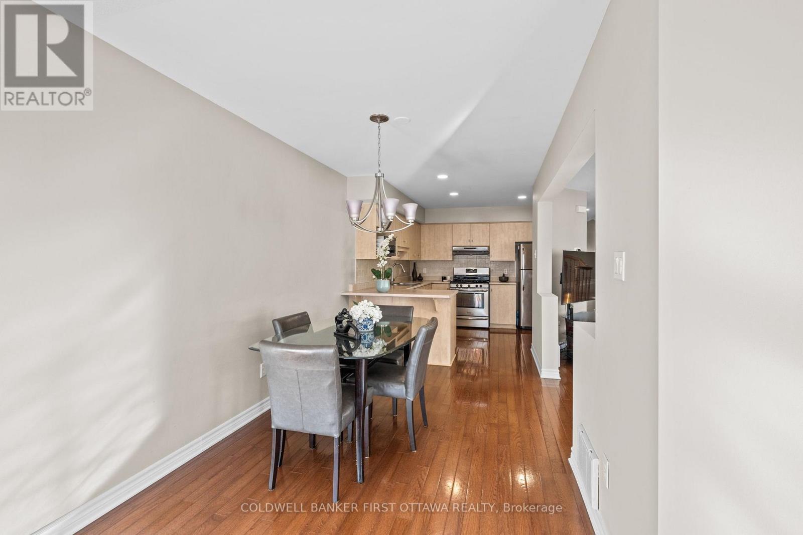 Dining room- perfect for entertaining from kitchen - 20 Fieldberry Private, Ottawa, ON - Indoor
