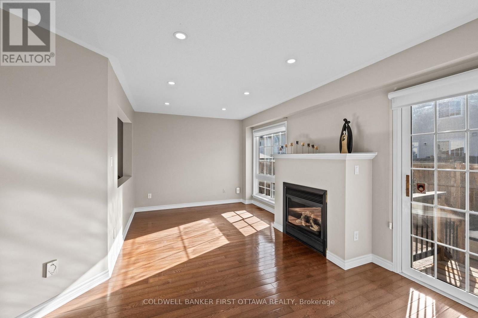 Natural gas fireplace & walkout to pvt back patio! - 20 Fieldberry Private, Ottawa, ON - Indoor With Fireplace