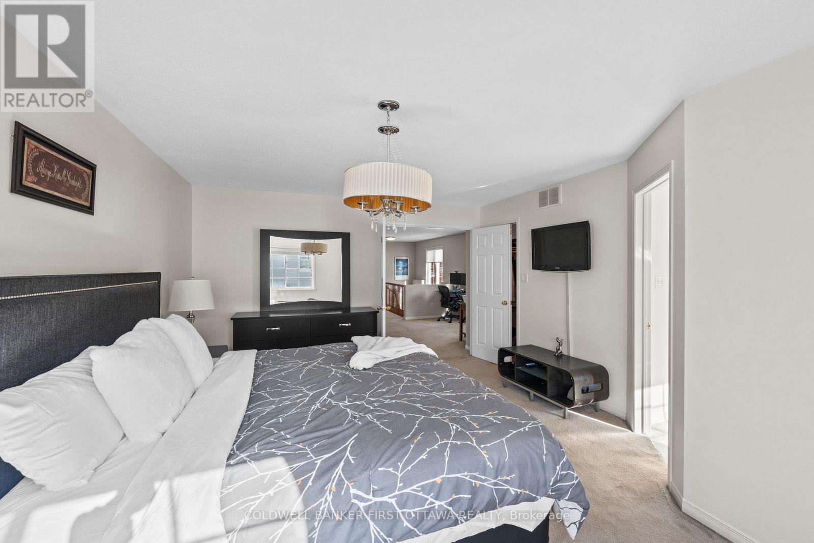 Light fixture above & en suite bathroom. - 20 Fieldberry Private, Ottawa, ON - Indoor Photo Showing Bedroom