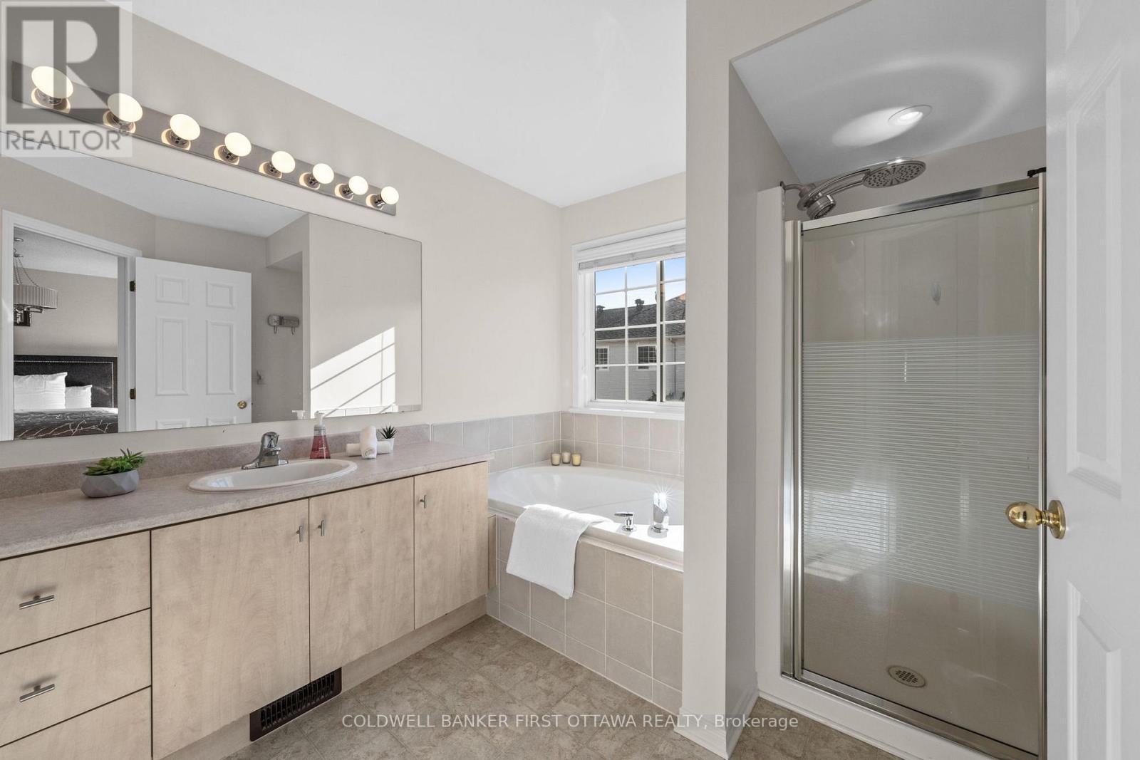 4 pc bath w stand up shower & deep soaker tub. - 20 Fieldberry Private, Ottawa, ON - Indoor Photo Showing Bathroom