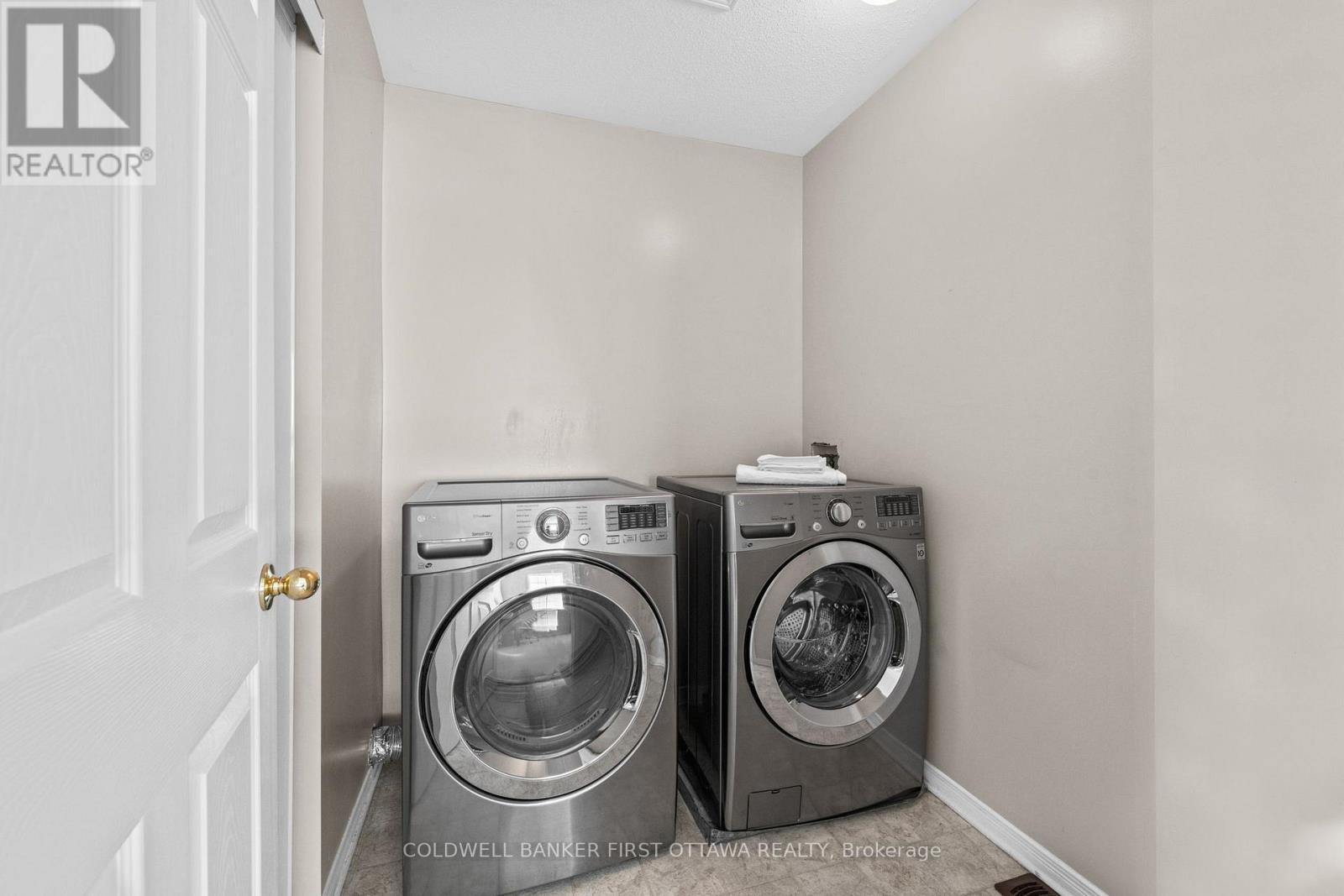 2nd lvl laundry rm w dbl door Lrg storage closet. - 20 Fieldberry Private, Ottawa, ON - Indoor Photo Showing Laundry Room