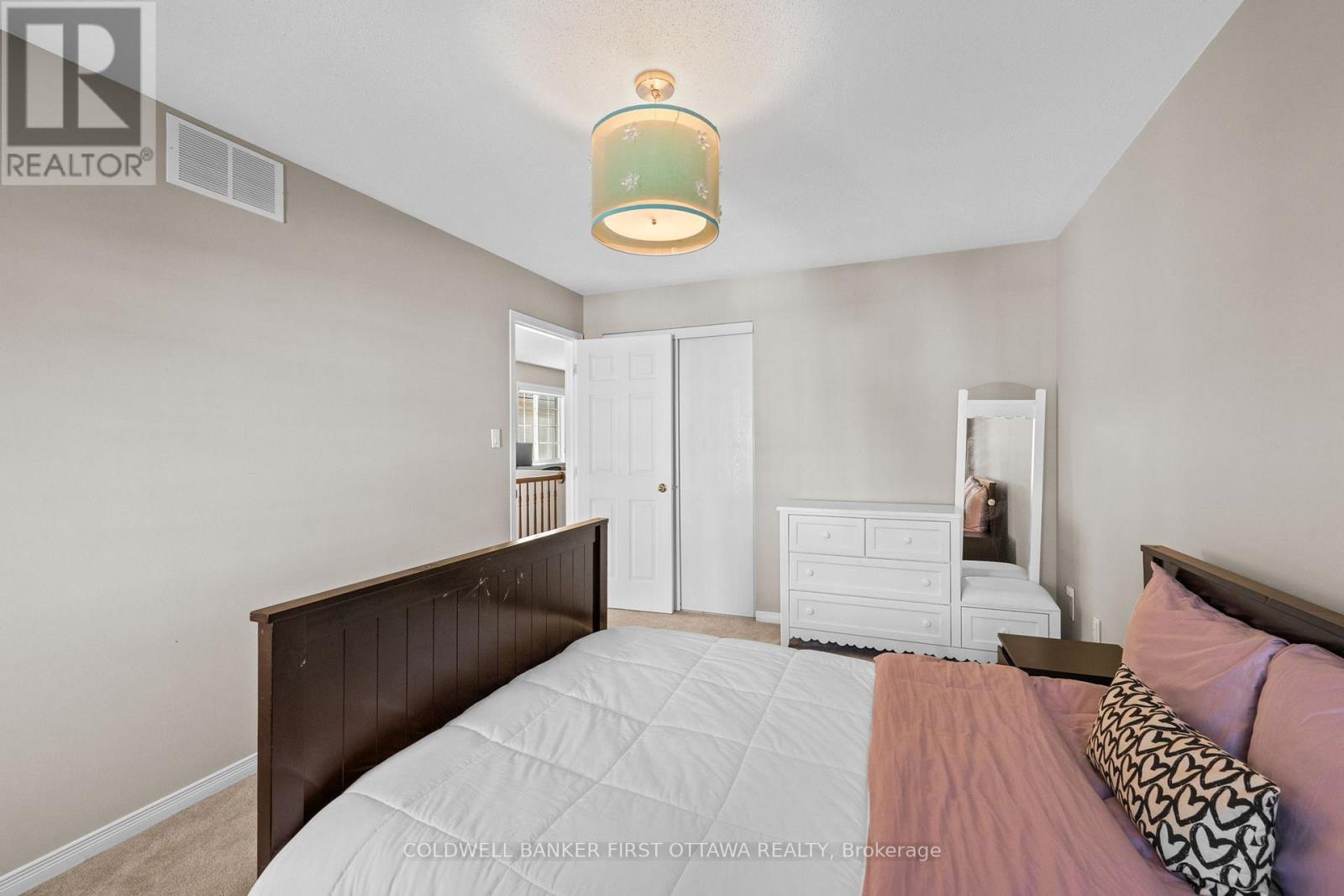 Includes dbl door sliding closet. - 20 Fieldberry Private, Ottawa, ON - Indoor Photo Showing Bedroom