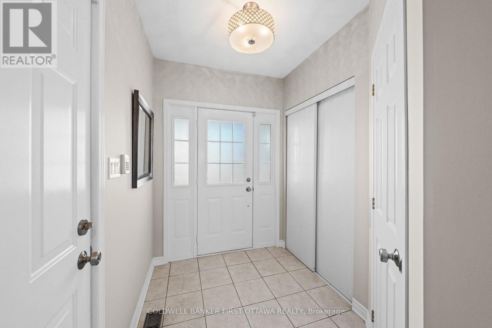Welcoming, tiled front foyer w closet space. - 20 Fieldberry Private, Ottawa, ON - Indoor Photo Showing Other Room