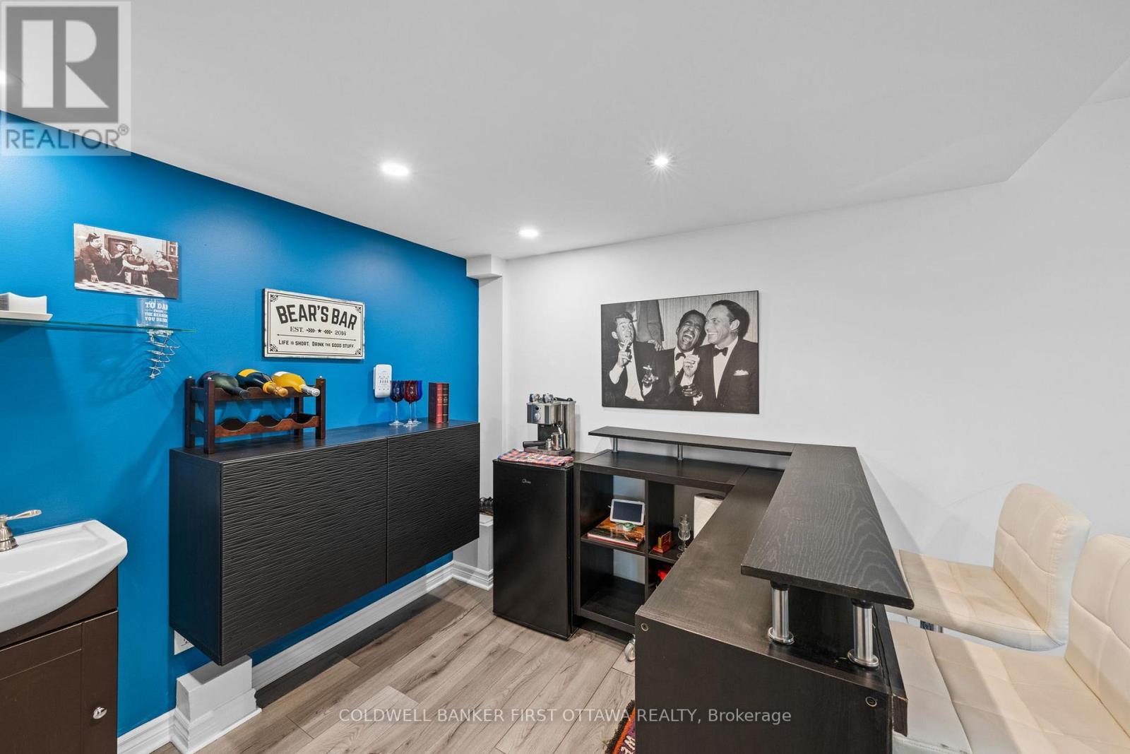 Full sink access and pvt bar area. - 20 Fieldberry Private, Ottawa, ON - Indoor