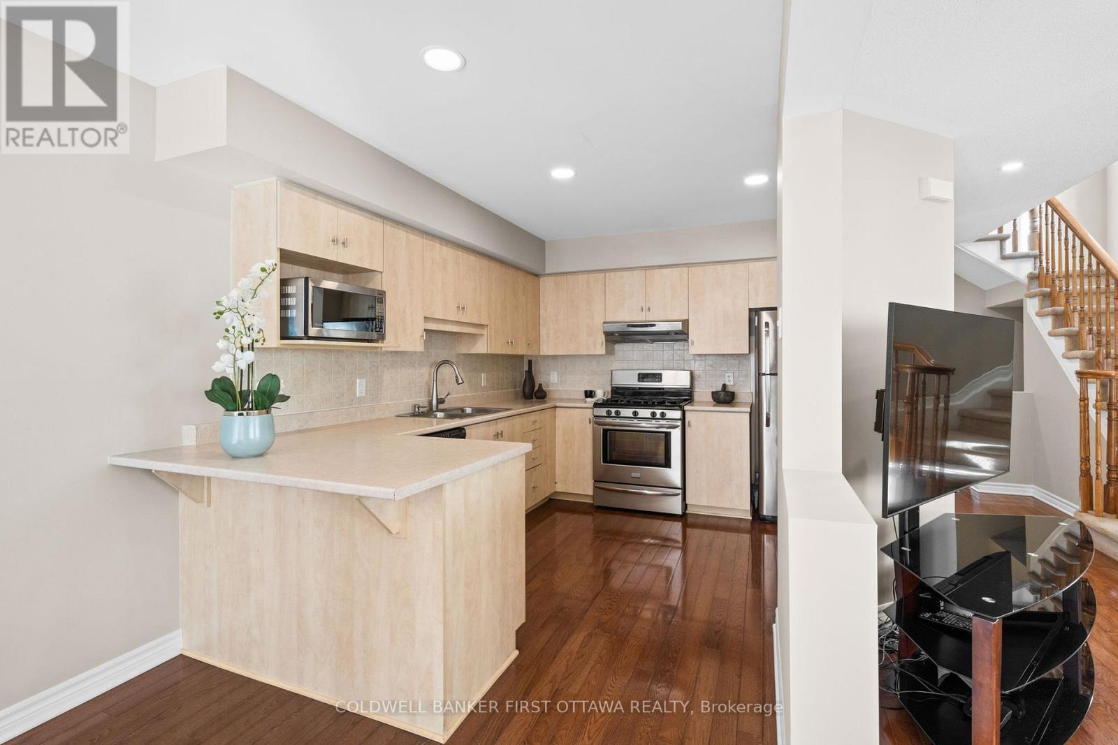 Step into the spacious kitchen w tons of storage! - 20 Fieldberry Private, Ottawa, ON - Indoor Photo Showing Kitchen