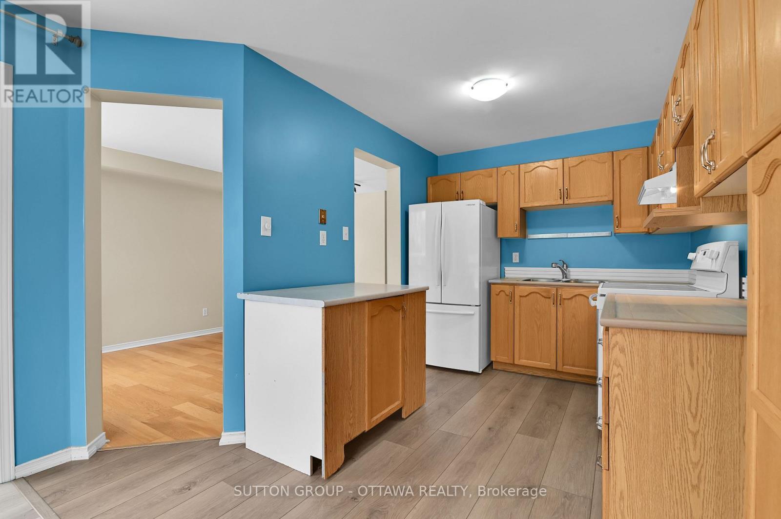 107 Jackman Terrace, Ottawa, ON - Indoor Photo Showing Kitchen With Double Sink
