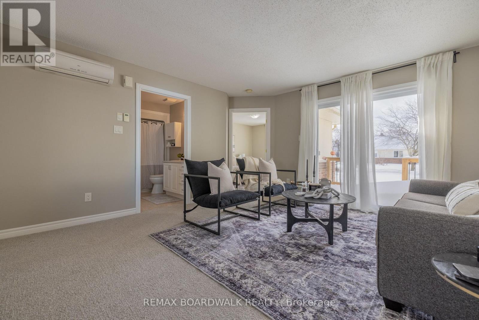 206 Oak Leaf Private, Ottawa, ON - Indoor Photo Showing Living Room