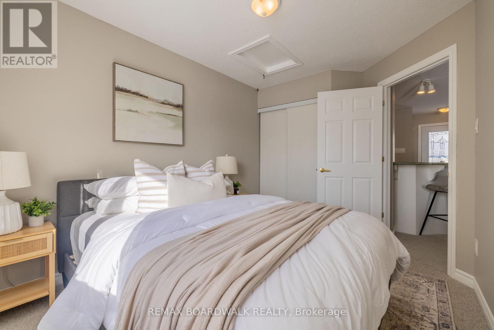 206 Oak Leaf Private, Ottawa, ON - Indoor Photo Showing Bedroom