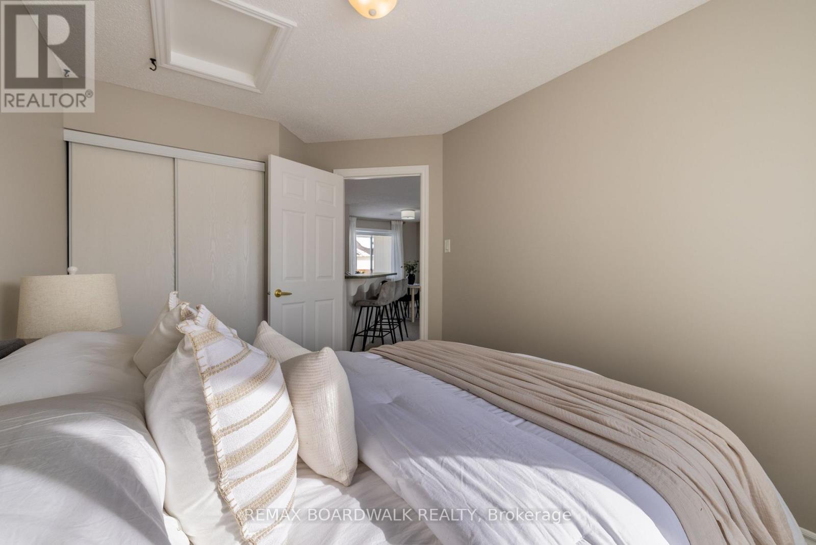 206 Oak Leaf Private, Ottawa, ON - Indoor Photo Showing Bedroom