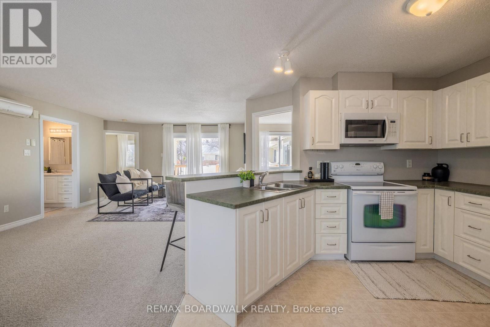 206 Oak Leaf Private, Ottawa, ON - Indoor Photo Showing Kitchen With Double Sink