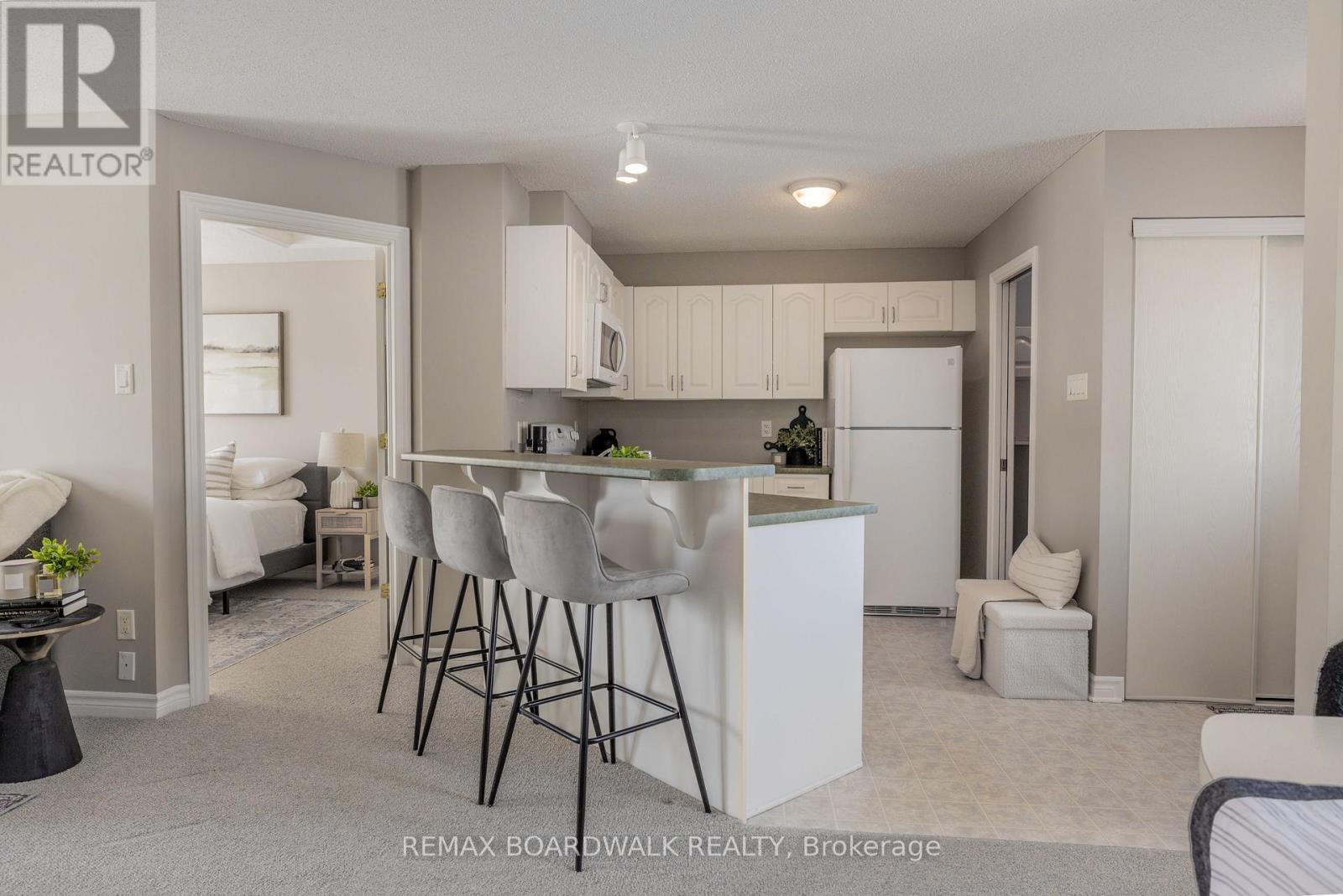 206 Oak Leaf Private, Ottawa, ON - Indoor Photo Showing Kitchen