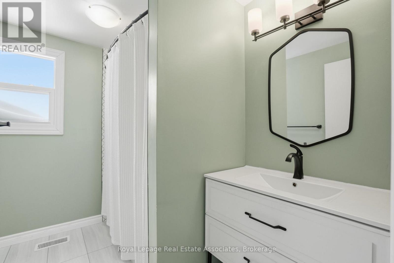 66A - 1460 Garth Street, Hamilton, ON - Indoor Photo Showing Bathroom