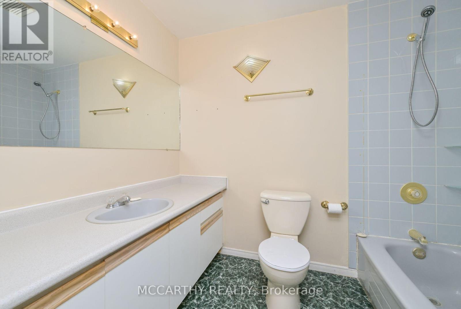 Large 4 pc Bathroom - 28 Wilson Crescent, Southgate, ON - Indoor Photo Showing Bathroom