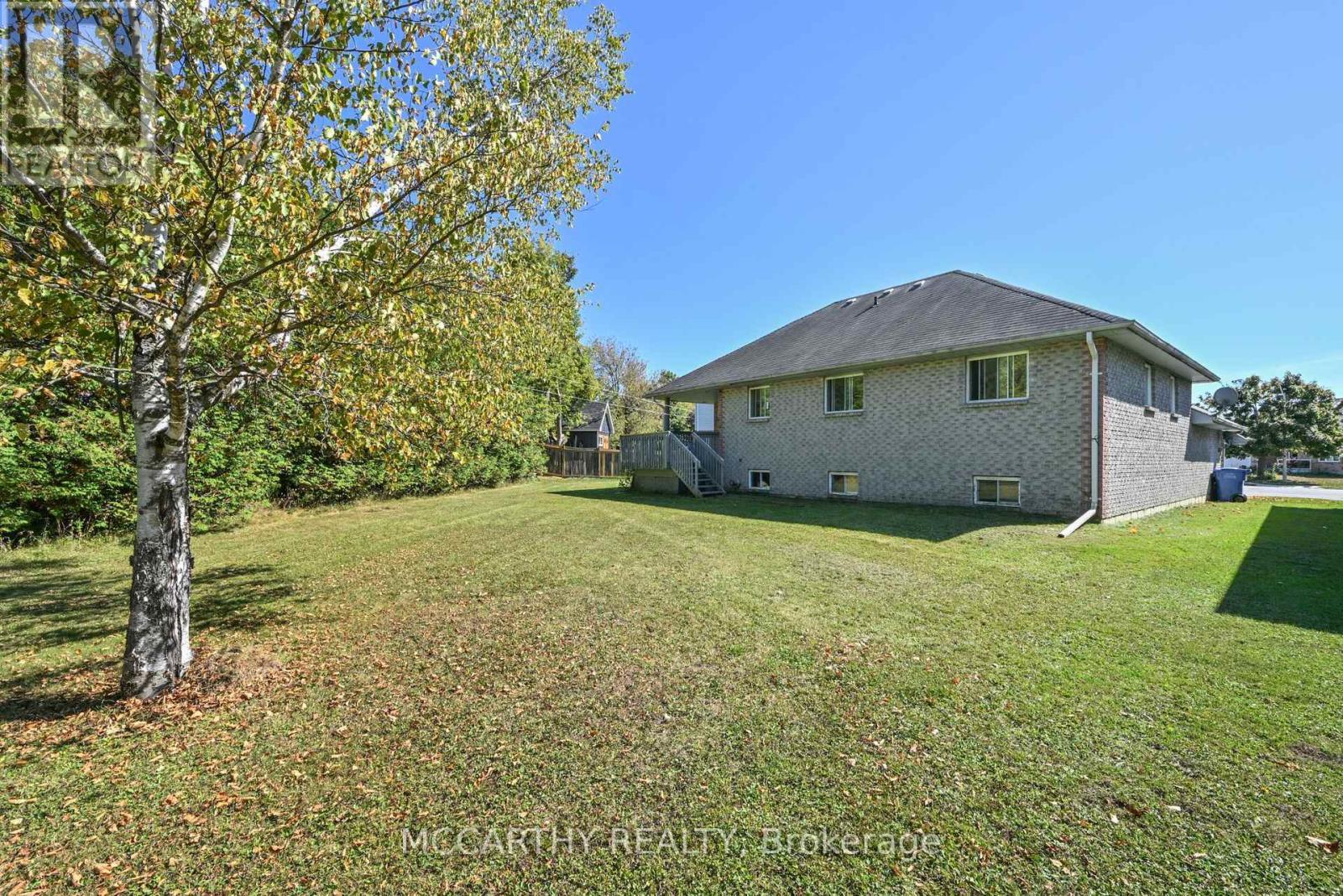 All brick bungalow with big back yard - 28 Wilson Crescent, Southgate, ON - Outdoor