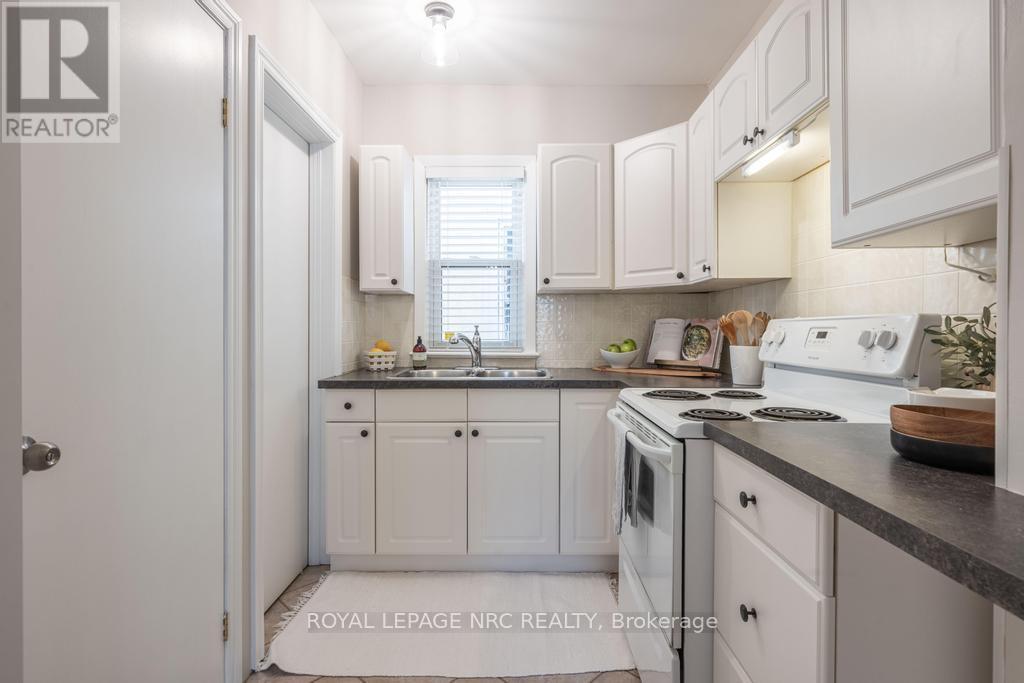 23 Trapnell Street, St. Catharines (E. Chester), ON - Indoor Photo Showing Kitchen With Double Sink