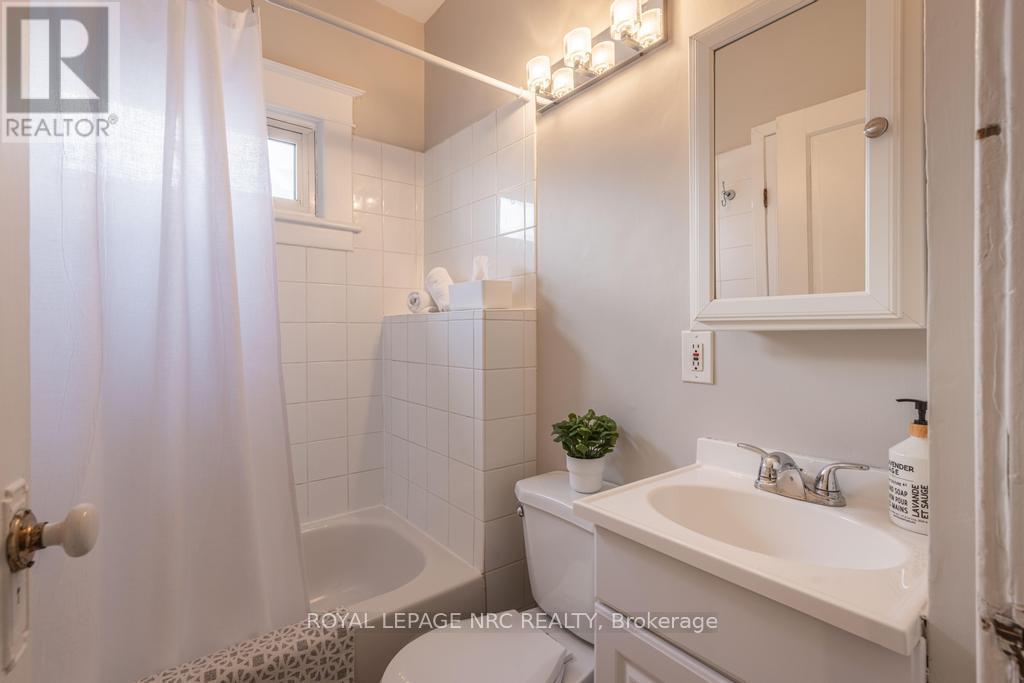 23 Trapnell Street, St. Catharines (E. Chester), ON - Indoor Photo Showing Bathroom